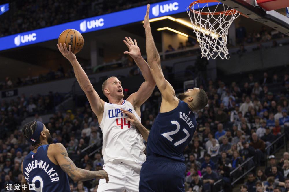 中立足拼搏 中立足拼搏